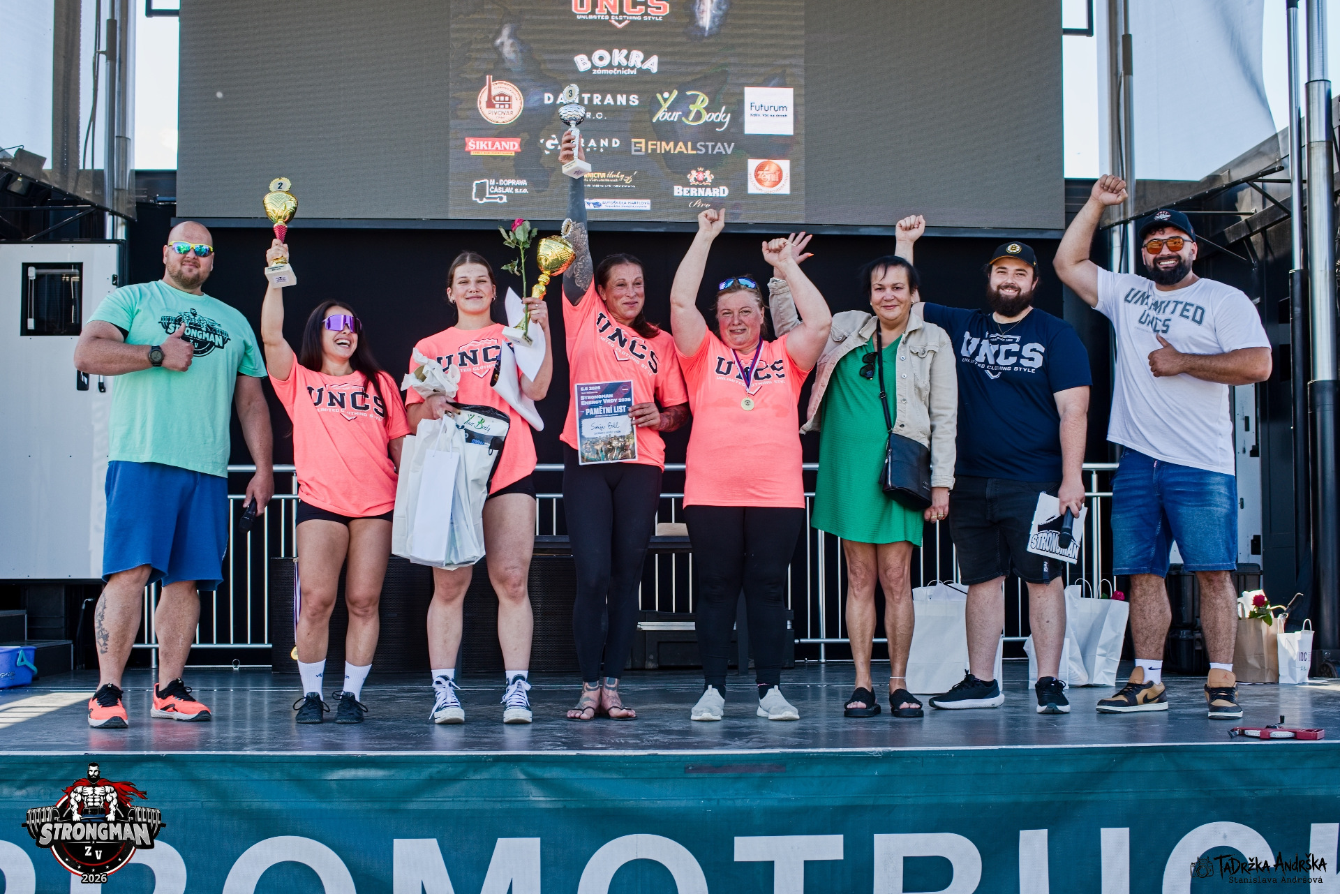 Skupina Strongwoman po vyhlášení výsledků, vítězek a umístění v soutěži v rámci Strongman Energy Vrdy 2026