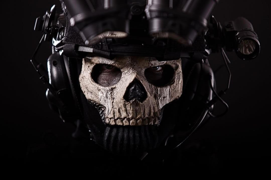 Portrét deamoon_cosplay, inspirovaný herní taktickou sérii call of duty.
Detail na masku a oči, Ze tmy vystupuje textura masky ve tvaru lebky.